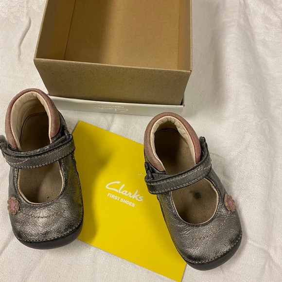 Clarks Mary Janes for your lil walker! - Picture 3 of 5